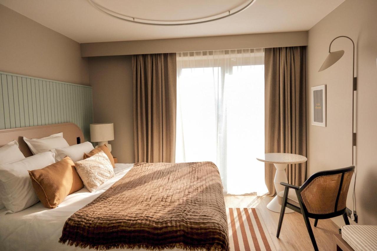 Deluxe Double Room with Sea View,1377126356:JPEG